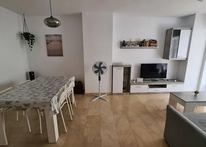 Excellent Choice For Up To 8, 150 Sqm Of Comfort, 700 To Beach, With Pool, Air-conditioning Apartment Fuengirola