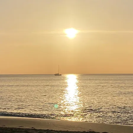 Excellent Choice For Up To 8, 150 Sqm Of Comfort, 700 To Beach, With Pool, Air-conditioning פואנגירולה