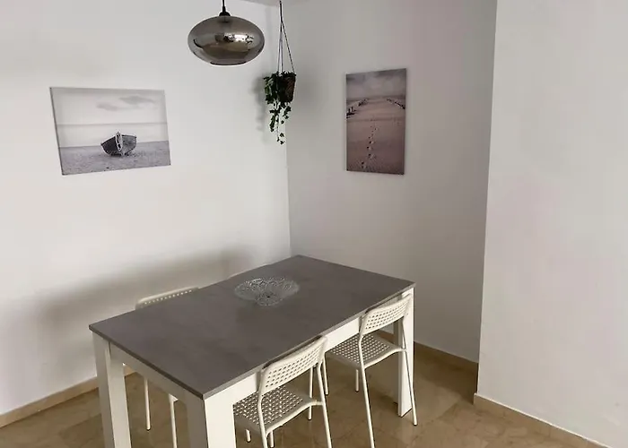 Excellent Choice For Up To 8, 150 Sqm Of Comfort, 700 To Beach, With Pool, Air-conditioning * פואנגירולה