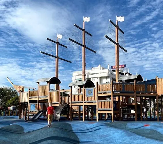 Excellent Choice For Up To 8, 150 Sqm Of Comfort, 700 To Beach, With Pool, Air-conditioning דירה *