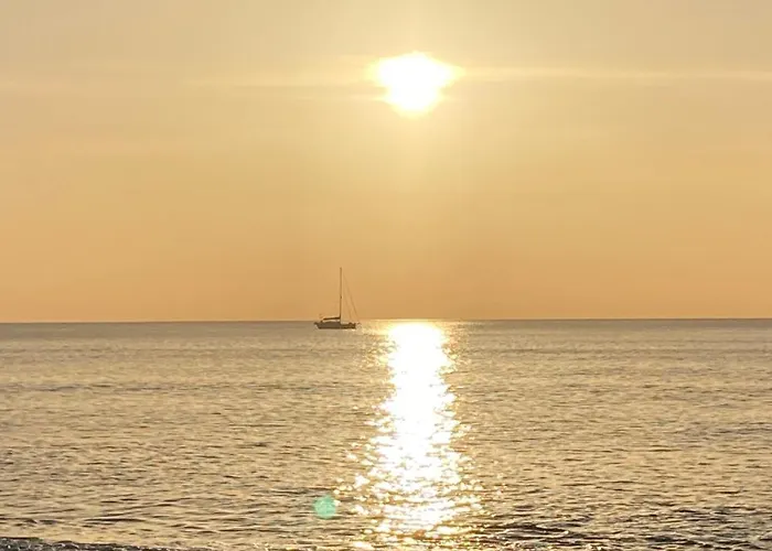 Excellent Choice For Up To 8, 150 Sqm Of Comfort, 700 To Beach, With Pool, Air-conditioning פואנגירולה